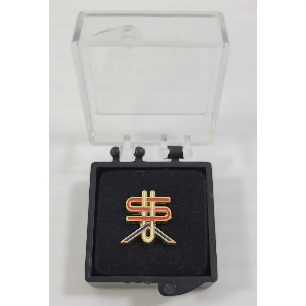 *B9) 2018 Michael Bierut Men's Vogue Magazine Politically Neutral USA Lapel Pin